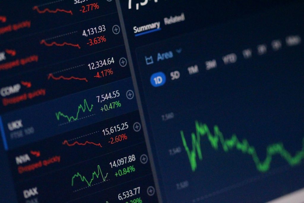 Tampilan layar komputer dengan grafik keuangan untuk ilustrasi investasi saham dan reksa dana